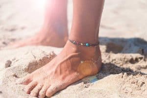 Read more about the article Which Ankle should I Wear an Anklet on?