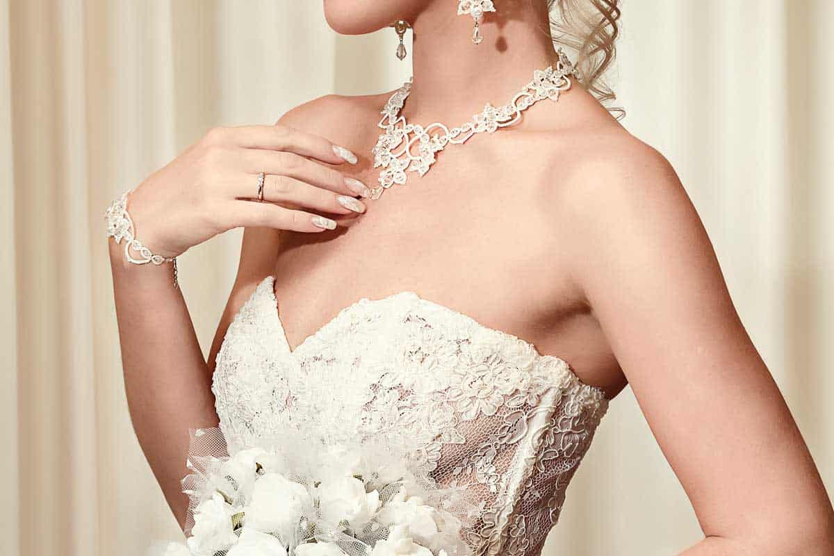 should you wear a necklace with a strapless wedding dress