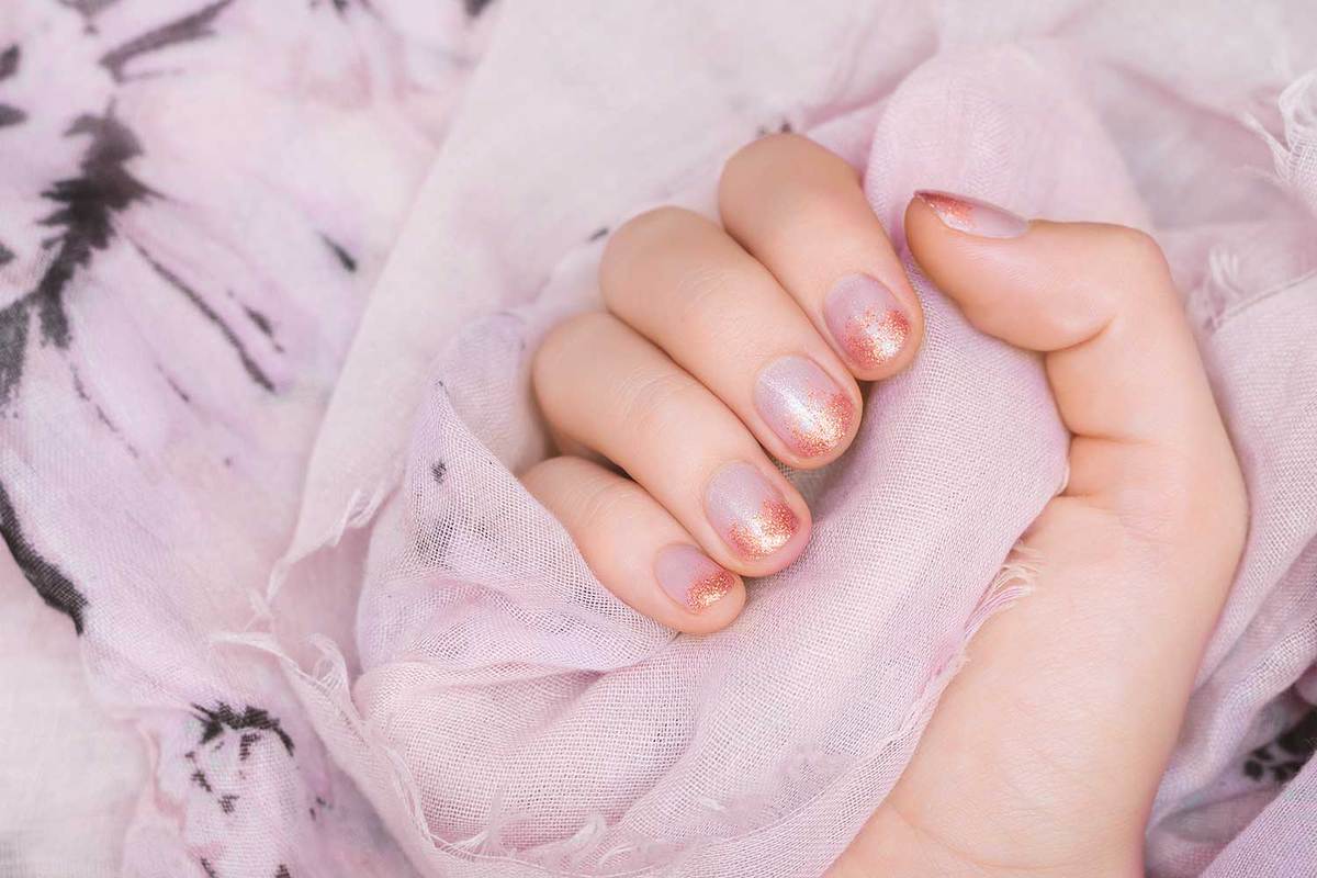 Женская рука с розовым блеском дизайн ногтей