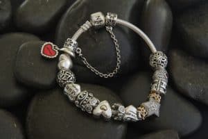 Read more about the article Do Pandora Bracelets Stretch? [And how to CONTROL that]