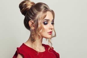 Read more about the article What Color Eyeshadow With a Red Dress? [5 Suggestions with Pictures]