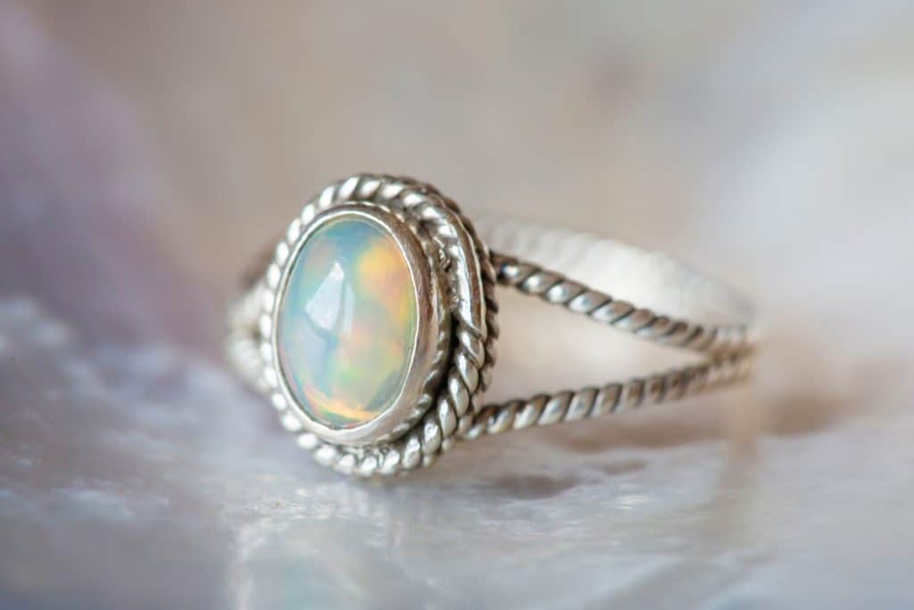 Красивое серебряное кольцо с натуральным камнем опалом