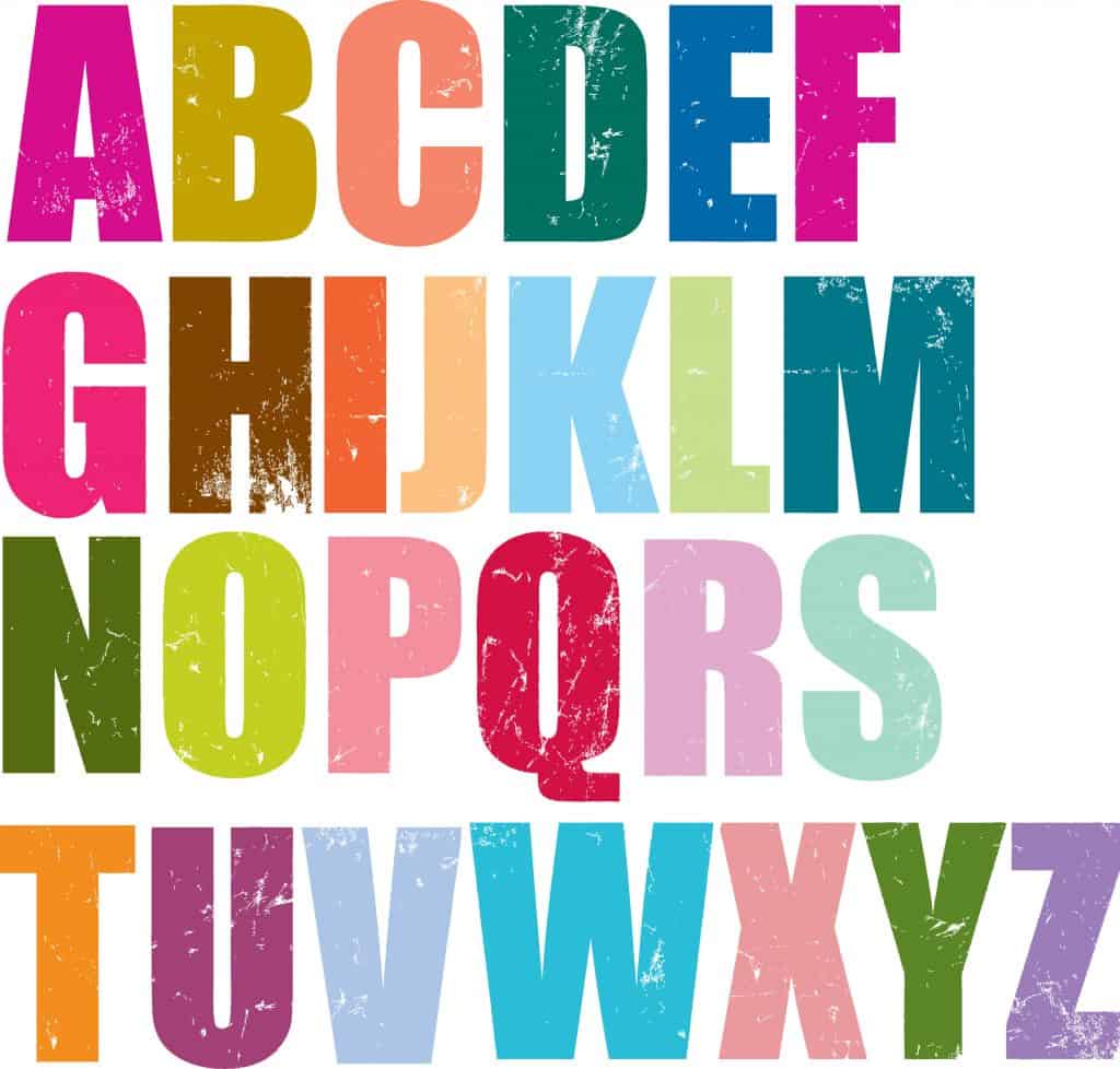 Читаемый жирный шрифт с заглавными буквами разных цветов на белом фоне