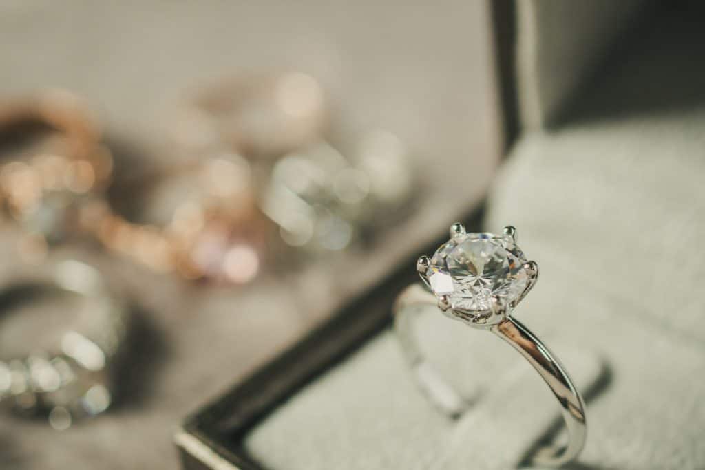 роскошное обручальное кольцо с бриллиантом в подарочной коробке