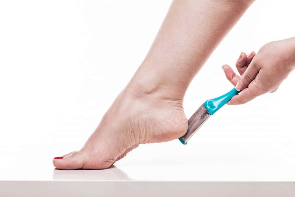 уход за сухой кожей на ухоженных ступнях и пятках с помощью инструментов педикюрных терок Foot