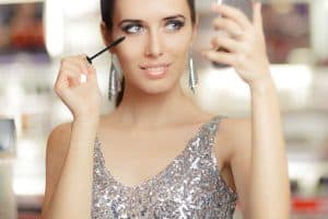 Read more about the article What Color Eyeshadow To Wear With A Silver Dress