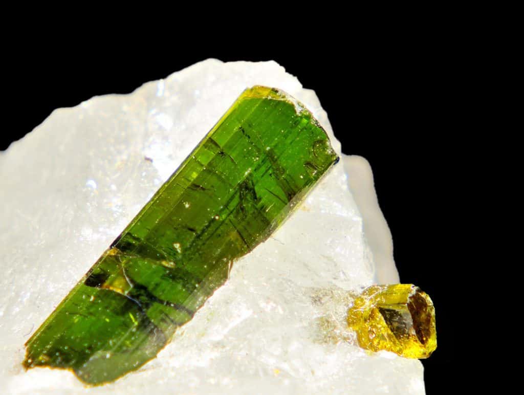 Зеленые и желтые кристаллы турмалина