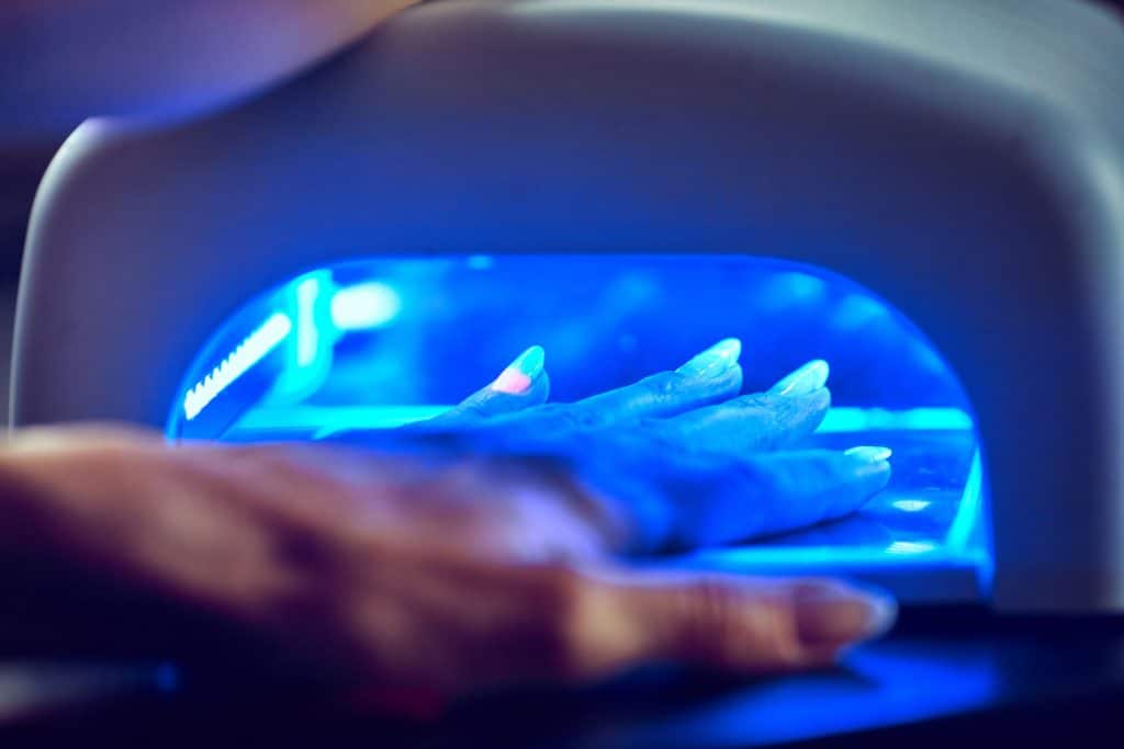 Drying finger nails under UV lights