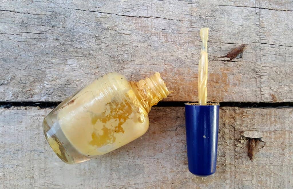 старые использованные грязные бутылки лака для ногтей на фоне деревянного цемента изображение