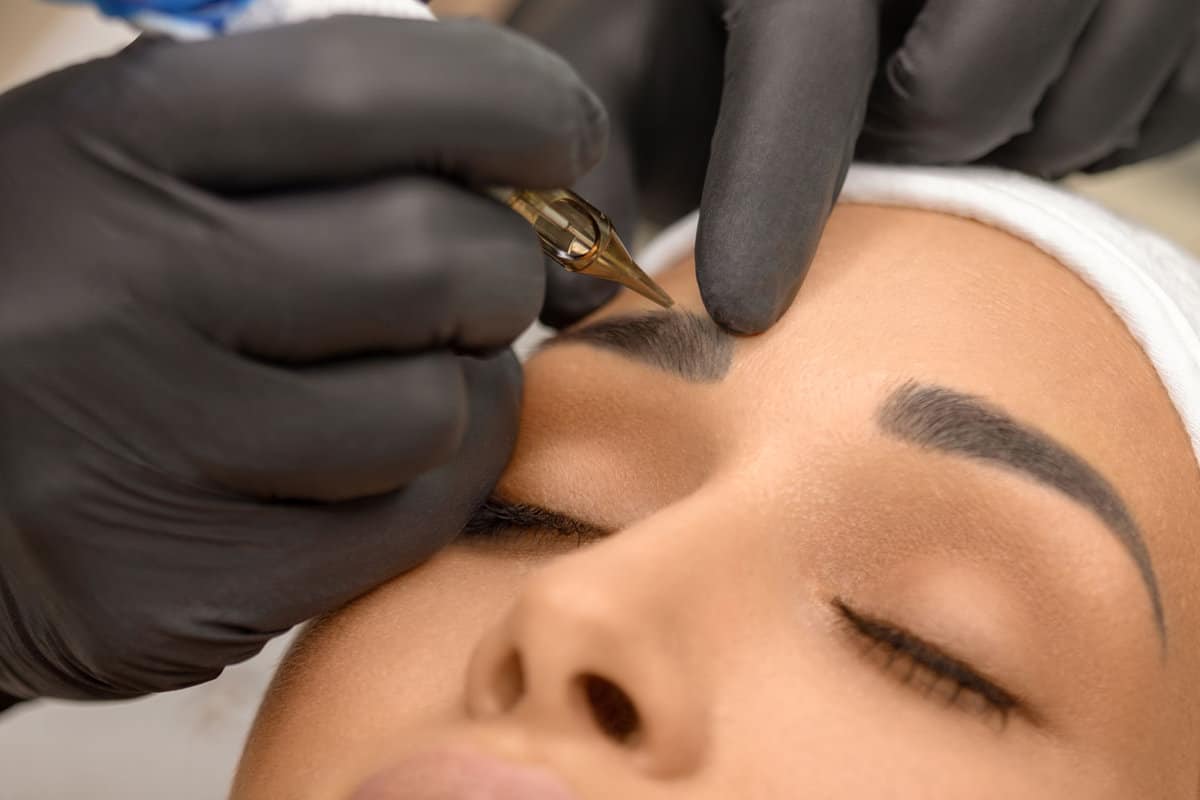 Microblading session on going
