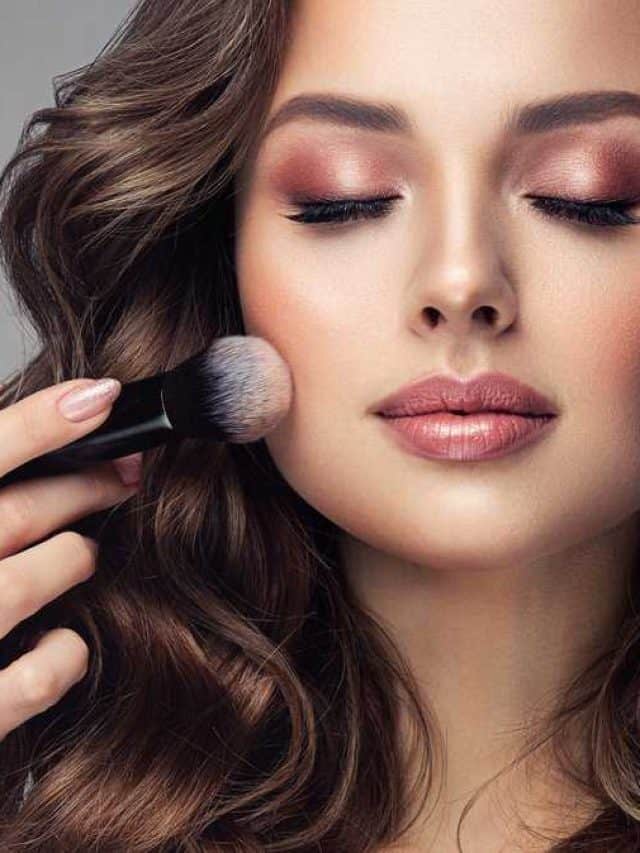 Makeup,Artist,Applies,Applies,Powder,And,Blush,.,Beautiful,Woman